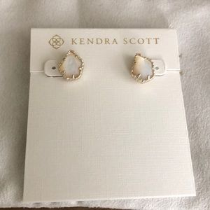 Kendra Scott - white pearl stud